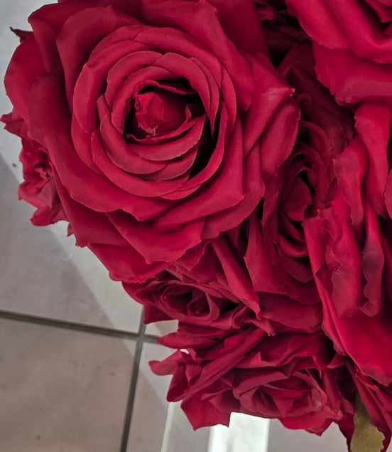 Tea Rose Bunch - Red Medium with Sepal