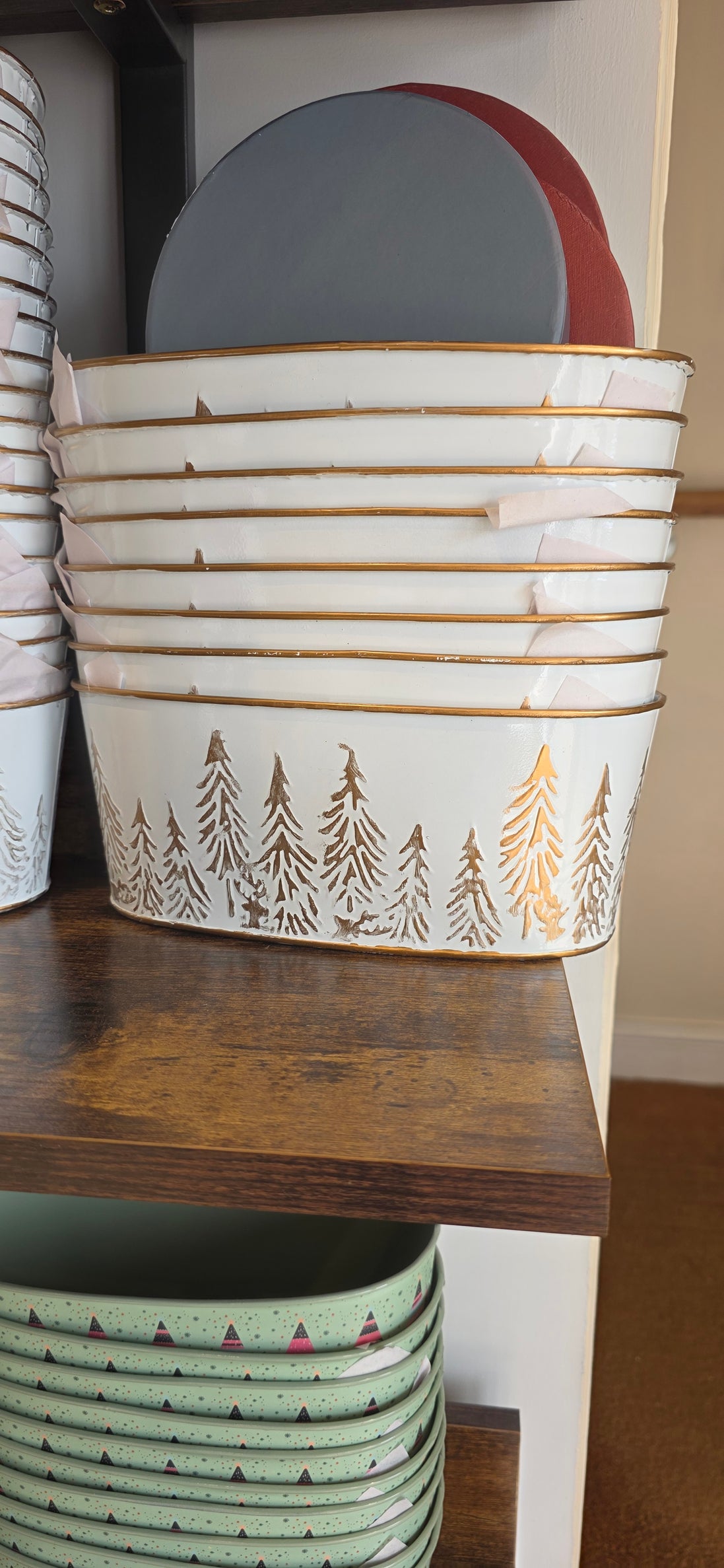 White Embossed large trough